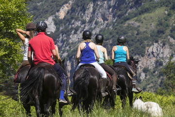 organiser-randonnee-cheval-famille-medoc